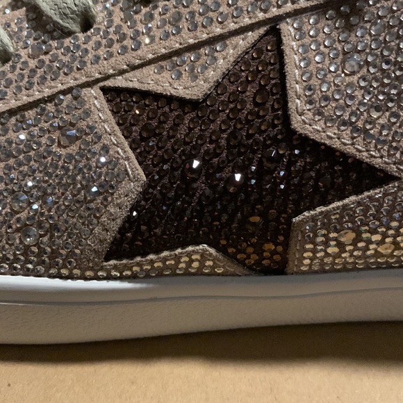 BNIB Vintage Havana Gold Dyno sneakers Size 10!! - Picture 3 of 4